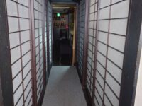 年末に向けて、襖・障子の張替えを行いました。今回は飲食店様の依頼で、破けにくいワーロン紙を使用させていただきました、