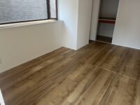 賃貸物件のオーナー様からのご相談で和室をフローリングに変えたいけど予算が…と相談をいただき、和室はそのままで畳をフローリングみたいにする提案を致しました。